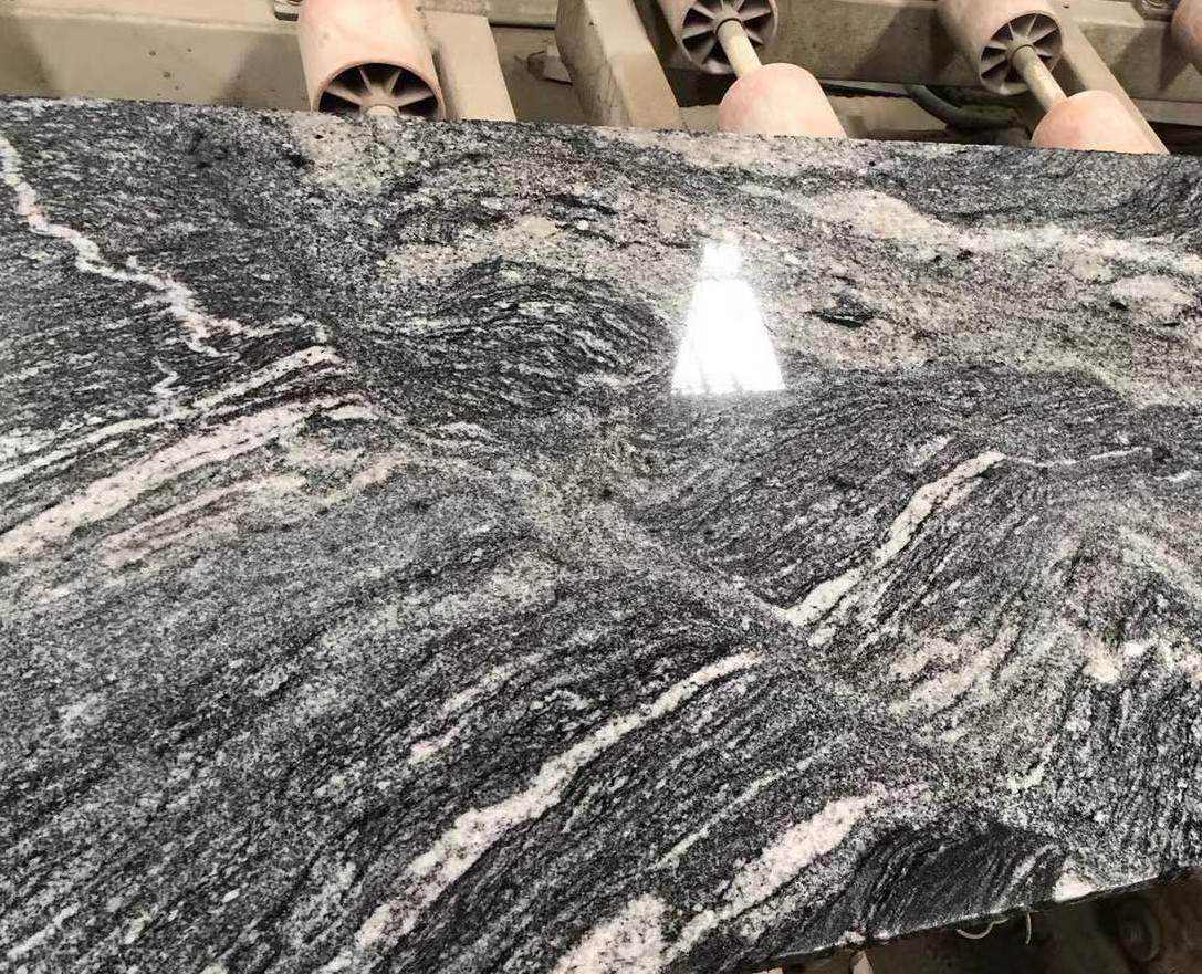 Random Sizes China Juparana Grey Granite Half Slabs under Polishing Treatment