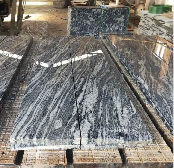 China Juparana Grey Granite Slabs Cutting to Sizes by Infrared Cutting Machine